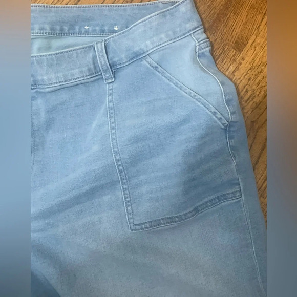 20 Lane Bryant Shorts Womens Light Wash Denim Boyfriend Mid Rise Midi short. - Picture 2 of 5